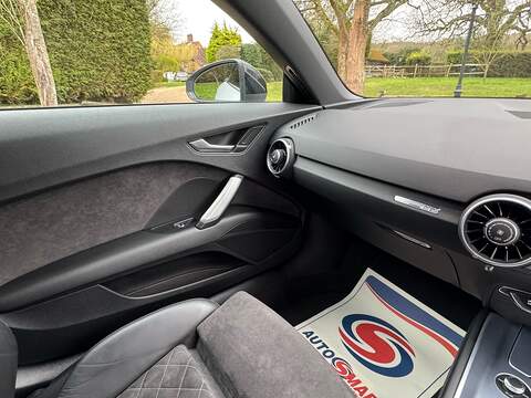 Audi TT 2.0 TFSI 40 Black Edition Roadster 2dr Petrol S Tronic Euro 6 (s/s) (197 ps) - U10003763