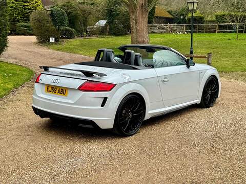 Audi TT 2.0 TFSI 40 Black Edition Roadster 2dr Petrol S Tronic Euro 6 (s/s) (197 ps) - U10003763