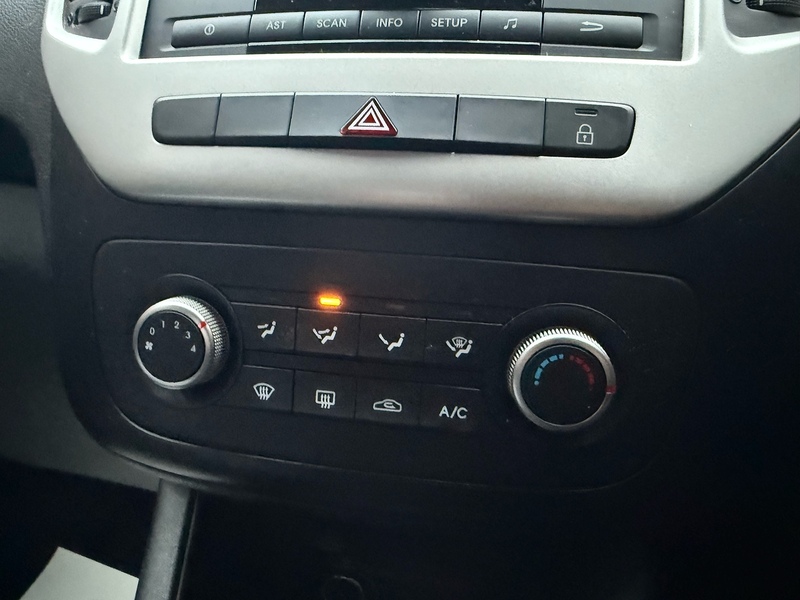 Kia Venga 1.6 2 MPV 5dr Petrol Auto Euro 6 (123 bhp) - U10003776