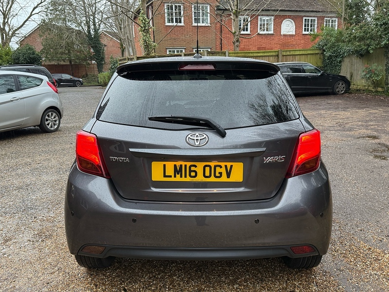 Toyota Yaris 1.33 Dual VVT-i Design Hatchback 5dr Petrol Manual Euro 6 (99 ps) - U10003784