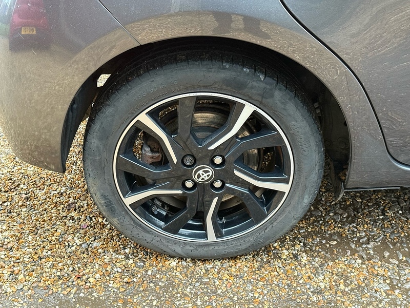 Toyota Yaris 1.33 Dual VVT-i Design Hatchback 5dr Petrol Manual Euro 6 (99 ps) - U10003784