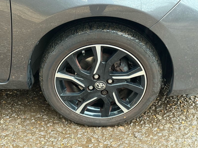 Toyota Yaris 1.33 Dual VVT-i Design Hatchback 5dr Petrol Manual Euro 6 (99 ps) - U10003784