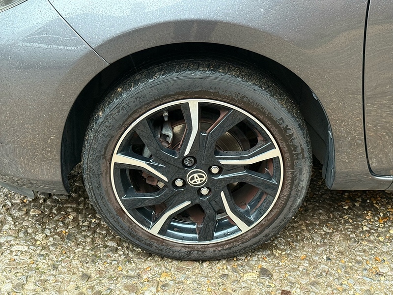 Toyota Yaris 1.33 Dual VVT-i Design Hatchback 5dr Petrol Manual Euro 6 (99 ps) - U10003784