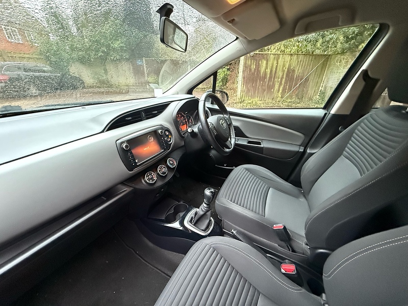 Toyota Yaris 1.33 Dual VVT-i Design Hatchback 5dr Petrol Manual Euro 6 (99 ps) - U10003784