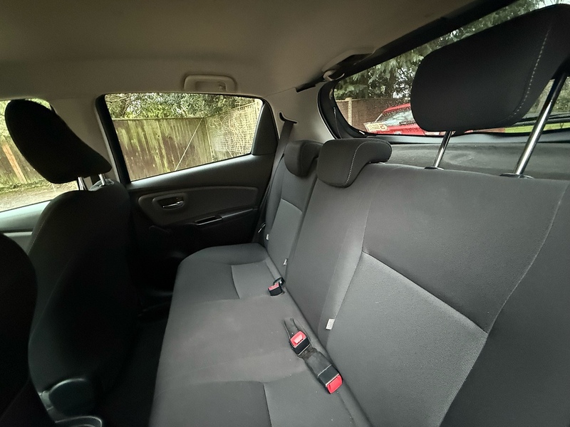 Toyota Yaris 1.33 Dual VVT-i Design Hatchback 5dr Petrol Manual Euro 6 (99 ps) - U10003784