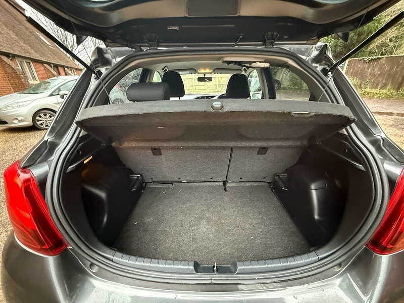 Toyota Yaris 1.33 Dual VVT-i Design Hatchback 5dr Petrol Manual Euro 6 (99 ps) - U10003784