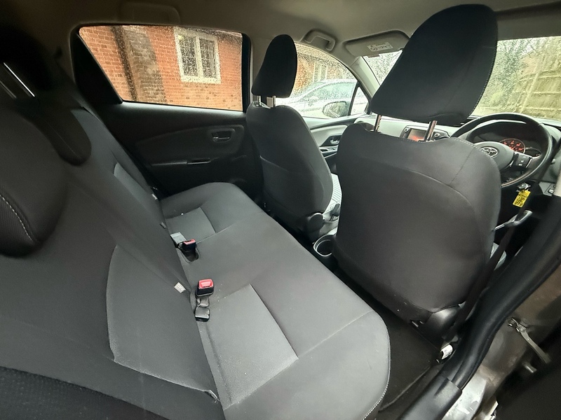 Toyota Yaris 1.33 Dual VVT-i Design Hatchback 5dr Petrol Manual Euro 6 (99 ps) - U10003784