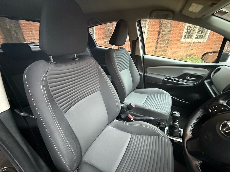 Toyota Yaris 1.33 Dual VVT-i Design Hatchback 5dr Petrol Manual Euro 6 (99 ps) - U10003784