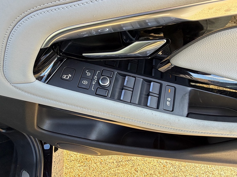 Land Rover Range Rover Evoque 2.0 P250 MHEV R-Dynamic SE SUV 5dr Petrol Auto 4WD Euro 6 (s/s) (249 ps) - U10003785