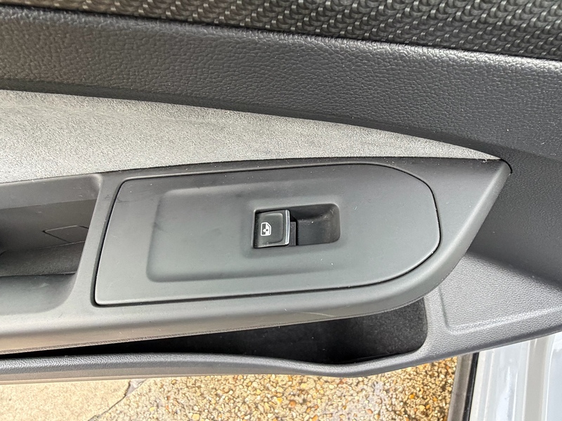 Volkswagen Golf 1.5 eTSI MHEV R-Line Hatchback 5dr Petrol Hybrid DSG Euro 6 (s/s) (150 ps) - U10003810