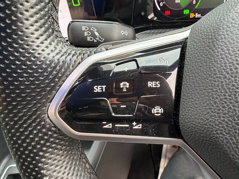 Volkswagen Golf 1.5 eTSI MHEV R-Line Hatchback 5dr Petrol Hybrid DSG Euro 6 (s/s) (150 ps) - U10003810