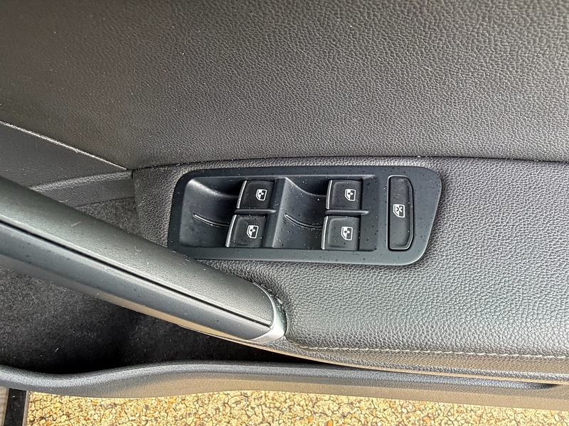 Volkswagen Golf 2.0 TSI R Hatchback 5dr Petrol DSG 4Motion Euro 6 (s/s) (300 ps) - U10003818