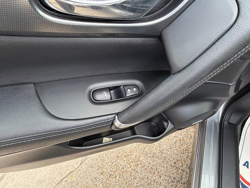 Nissan Qashqai 1.3 DIG-T Tekna SUV 5dr Petrol Manual Euro 6 (s/s) (140 ps) - U10003819