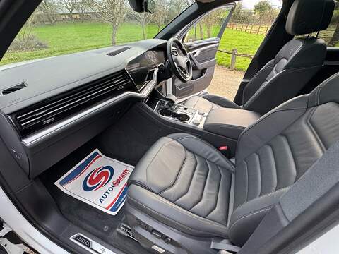 Volkswagen Touareg 3.0 TSI V6 Black Edition SUV 5dr Petrol Tiptronic 4Motion Euro 6 (s/s) (340 ps) - U10003821