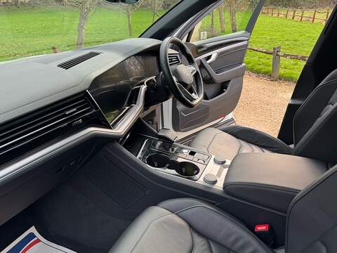 Volkswagen Touareg 3.0 TSI V6 Black Edition SUV 5dr Petrol Tiptronic 4Motion Euro 6 (s/s) (340 ps) - U10003821