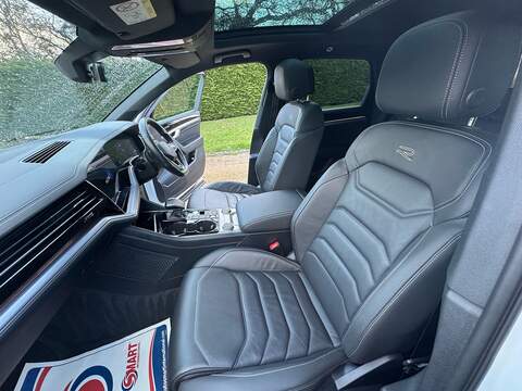 Volkswagen Touareg 3.0 TSI V6 Black Edition SUV 5dr Petrol Tiptronic 4Motion Euro 6 (s/s) (340 ps) - U10003821