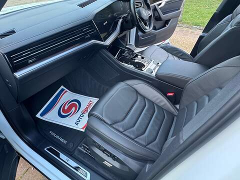 Volkswagen Touareg 3.0 TSI V6 Black Edition SUV 5dr Petrol Tiptronic 4Motion Euro 6 (s/s) (340 ps) - U10003821