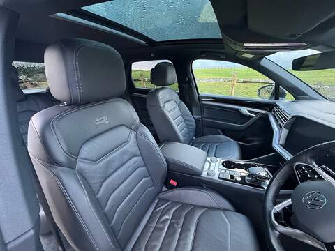 Volkswagen Touareg 3.0 TSI V6 Black Edition SUV 5dr Petrol Tiptronic 4Motion Euro 6 (s/s) (340 ps) - U10003821