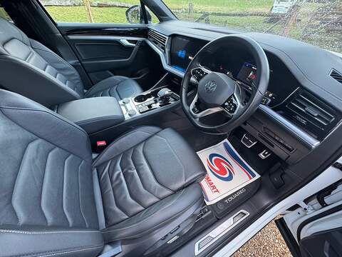 Volkswagen Touareg 3.0 TSI V6 Black Edition SUV 5dr Petrol Tiptronic 4Motion Euro 6 (s/s) (340 ps) - U10003821