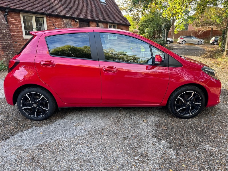 Toyota Yaris 1.33 Dual VVT-i Design Hatchback 5dr Petrol Manual Euro 6 (Safety Sense) (99 ps) - U10003822