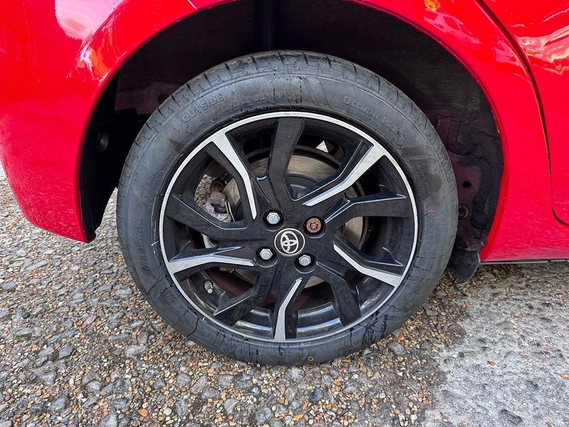 Toyota Yaris 1.33 Dual VVT-i Design Hatchback 5dr Petrol Manual Euro 6 (Safety Sense) (99 ps) - U10003822