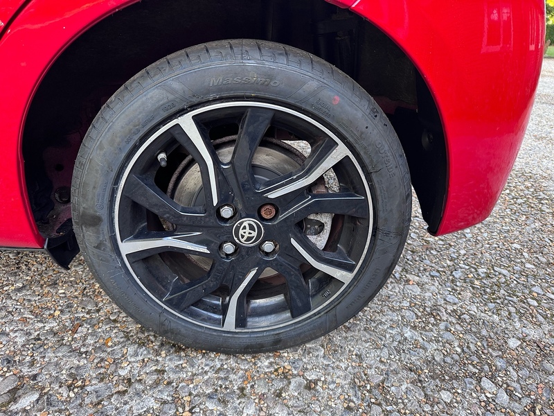 Toyota Yaris 1.33 Dual VVT-i Design Hatchback 5dr Petrol Manual Euro 6 (Safety Sense) (99 ps) - U10003822
