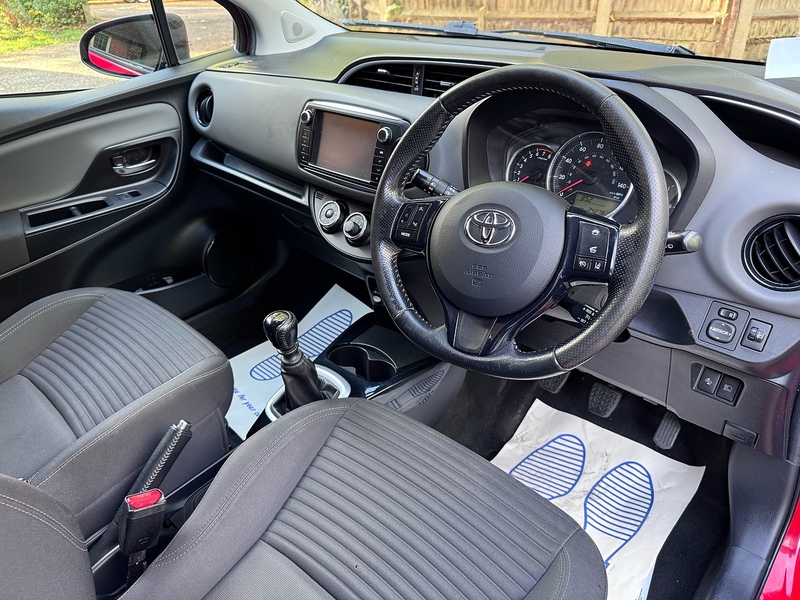 Toyota Yaris 1.33 Dual VVT-i Design Hatchback 5dr Petrol Manual Euro 6 (Safety Sense) (99 ps) - U10003822