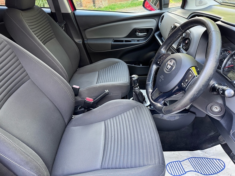 Toyota Yaris 1.33 Dual VVT-i Design Hatchback 5dr Petrol Manual Euro 6 (Safety Sense) (99 ps) - U10003822