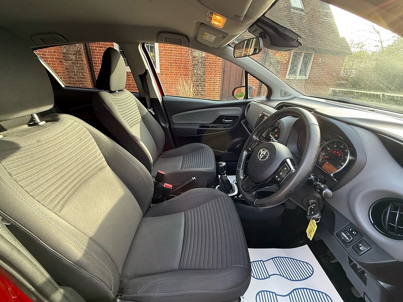 Toyota Yaris 1.33 Dual VVT-i Design Hatchback 5dr Petrol Manual Euro 6 (Safety Sense) (99 ps) - U10003822