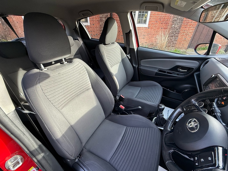 Toyota Yaris 1.33 Dual VVT-i Design Hatchback 5dr Petrol Manual Euro 6 (Safety Sense) (99 ps) - U10003822