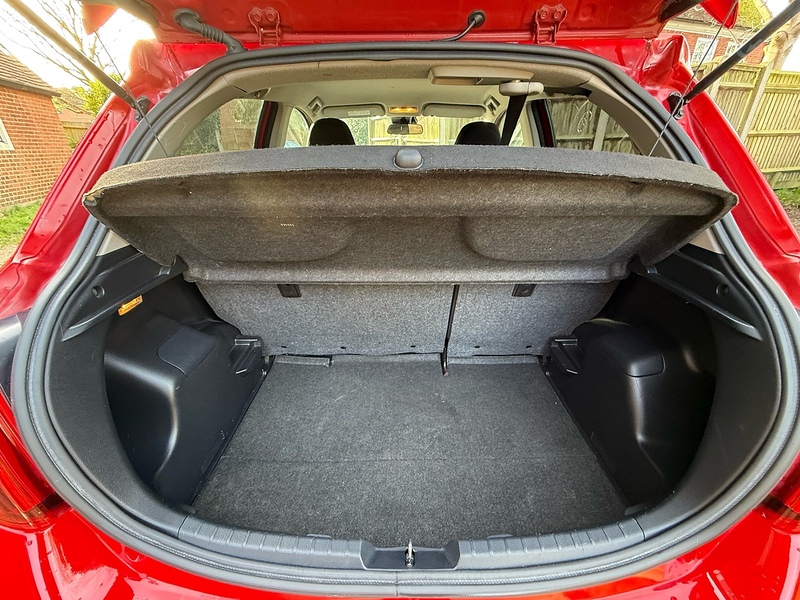 Toyota Yaris 1.33 Dual VVT-i Design Hatchback 5dr Petrol Manual Euro 6 (Safety Sense) (99 ps) - U10003822