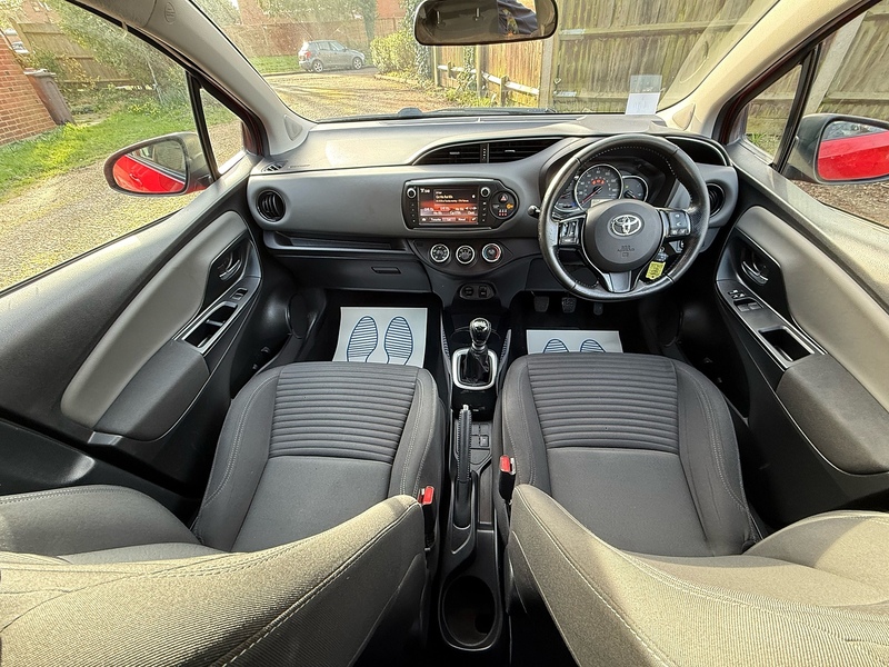 Toyota Yaris 1.33 Dual VVT-i Design Hatchback 5dr Petrol Manual Euro 6 (Safety Sense) (99 ps) - U10003822