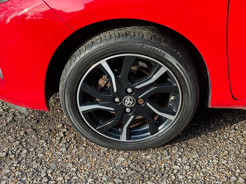 Toyota Yaris 1.33 Dual VVT-i Design Hatchback 5dr Petrol Manual Euro 6 (Safety Sense) (99 ps) - U10003822