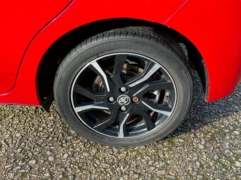 Toyota Yaris 1.33 Dual VVT-i Design Hatchback 5dr Petrol Manual Euro 6 (Safety Sense) (99 ps) - U10003822