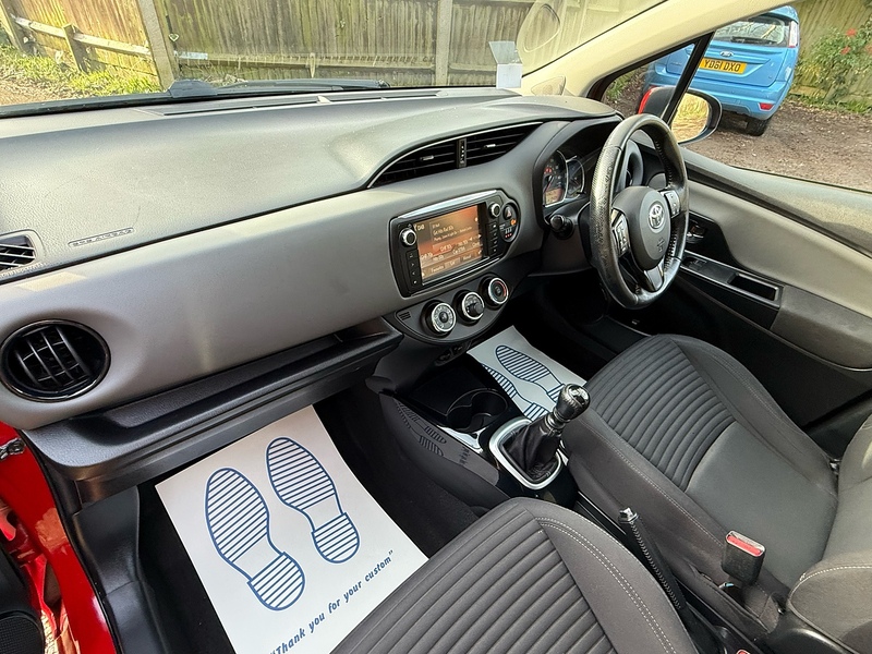 Toyota Yaris 1.33 Dual VVT-i Design Hatchback 5dr Petrol Manual Euro 6 (Safety Sense) (99 ps) - U10003822