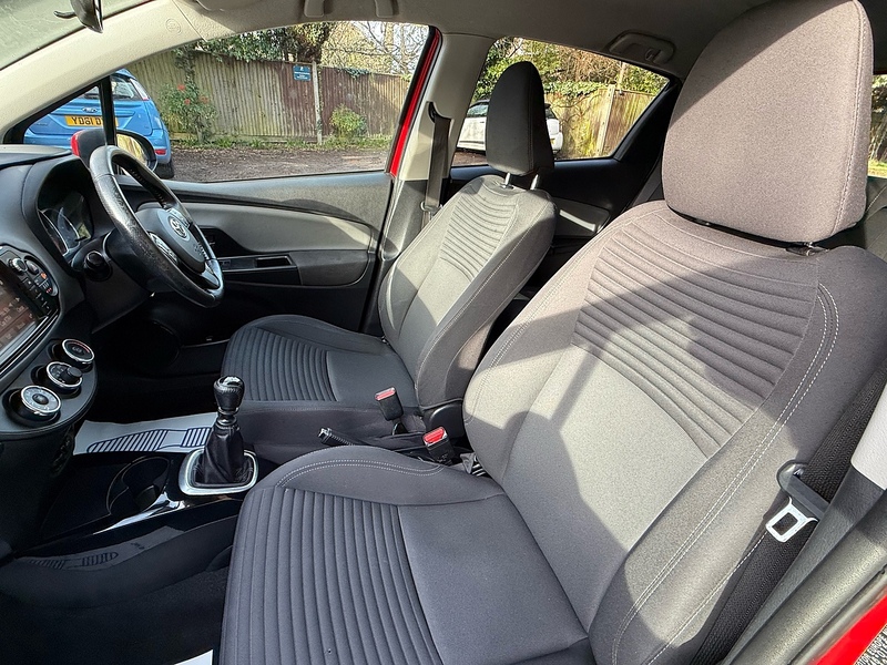 Toyota Yaris 1.33 Dual VVT-i Design Hatchback 5dr Petrol Manual Euro 6 (Safety Sense) (99 ps) - U10003822