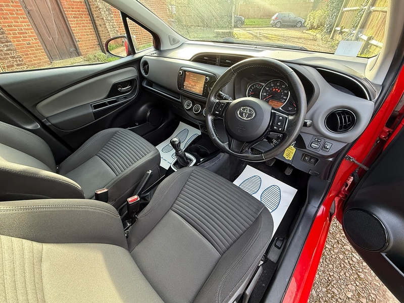 Toyota Yaris 1.33 Dual VVT-i Design Hatchback 5dr Petrol Manual Euro 6 (Safety Sense) (99 ps) - U10003822
