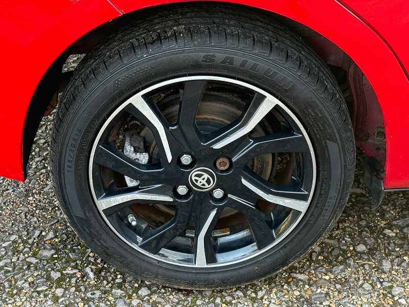 Toyota Yaris 1.33 Dual VVT-i Design Hatchback 5dr Petrol Manual Euro 6 (Safety Sense) (99 ps) - U10003822