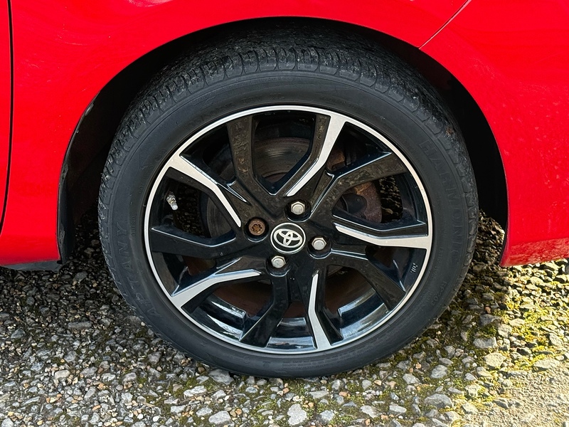 Toyota Yaris 1.33 Dual VVT-i Design Hatchback 5dr Petrol Manual Euro 6 (Safety Sense) (99 ps) - U10003822