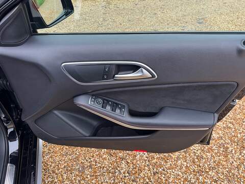 Mercedes-Benz A Class 2.0 A45 AMG Hatchback 5dr Petrol SpdS DCT 4MATIC Euro 6 (s/s) (381 ps) - U10003824