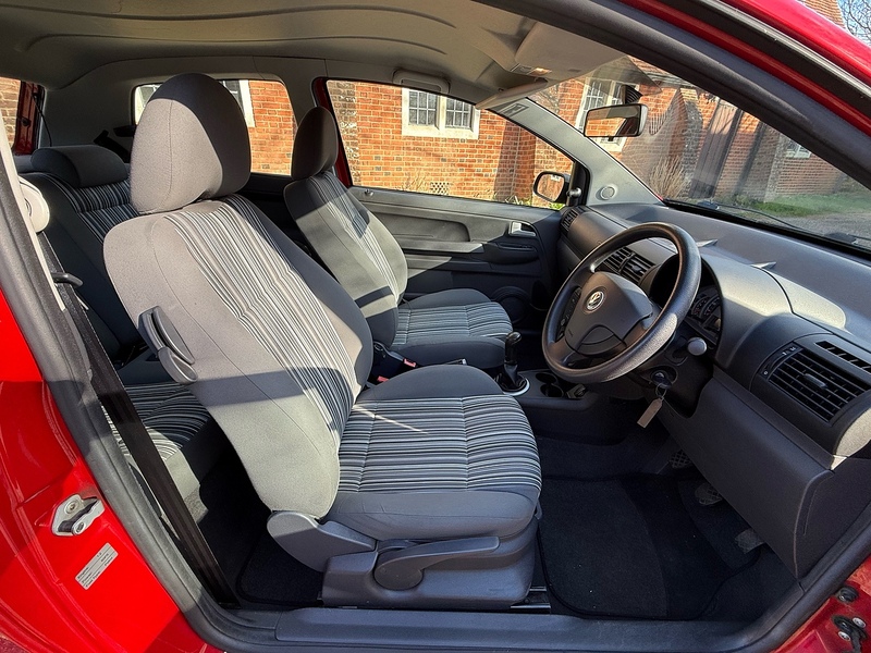 Volkswagen Fox 1.2 6V Urban Fox Hatchback 3dr Petrol Manual Euro 5 (60 ps) - U10003832