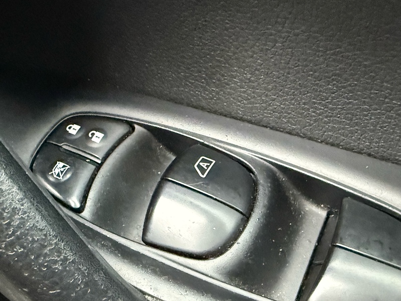 Nissan Qashqai 1.6 dCi Tekna SUV 5dr Diesel Manual 2WD Euro 5 (s/s) (130 ps) - U10003834