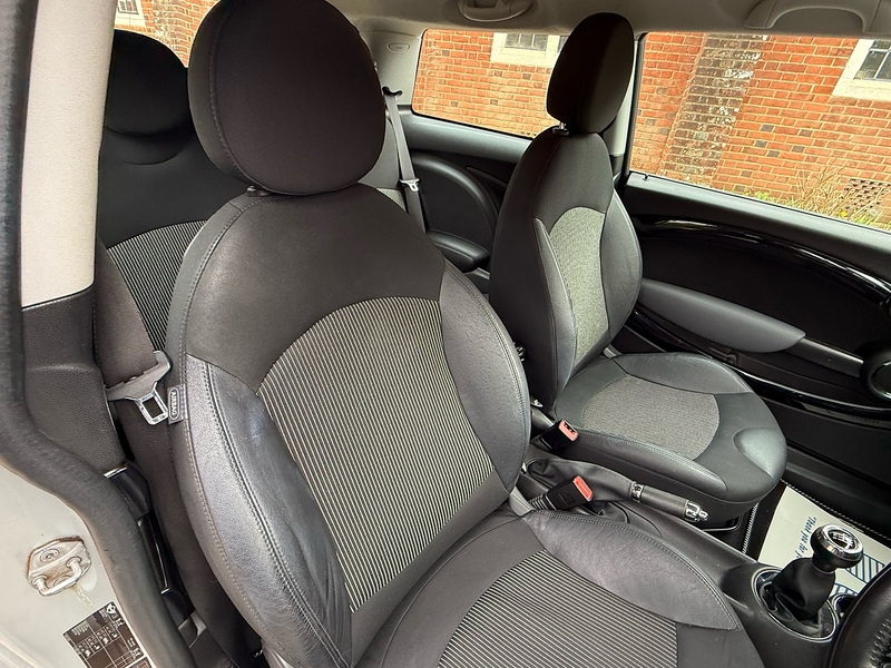 MINI Hatch 1.6 Cooper Hatchback 3dr Petrol Manual Euro 4 (120 ps) - U10003844