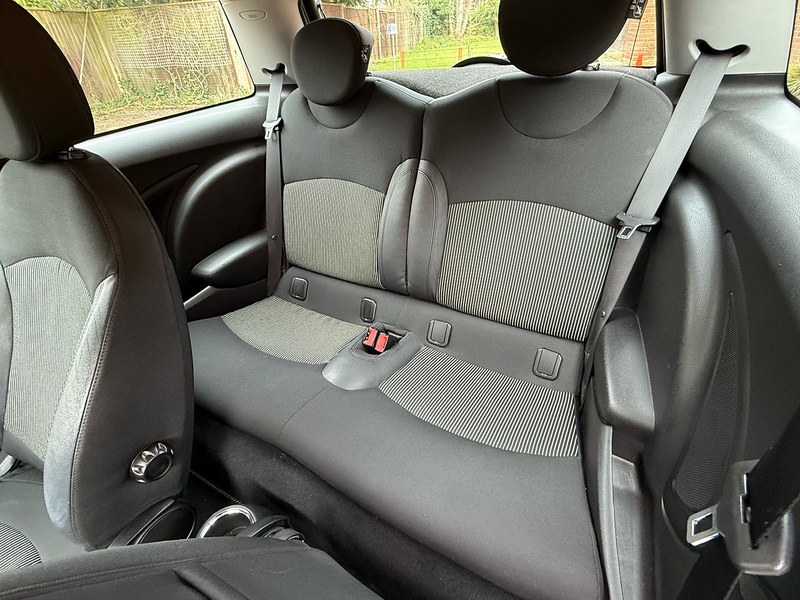 MINI Hatch 1.6 Cooper Hatchback 3dr Petrol Manual Euro 4 (120 ps) - U10003844