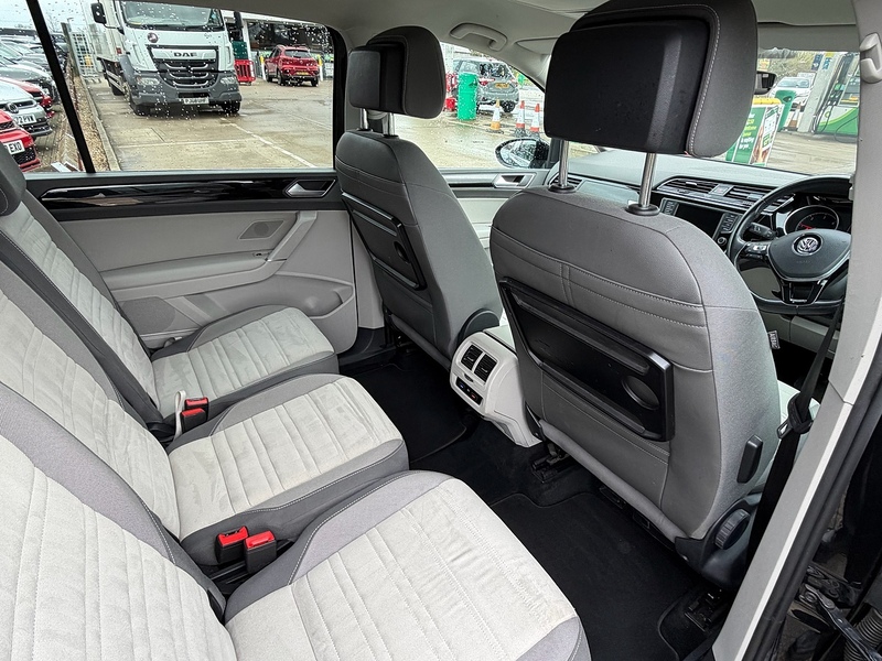Volkswagen Touran 2.0 TDI BlueMotion Tech SEL MPV 5dr Diesel DSG Euro 6 (s/s) (150 ps) - U10003878