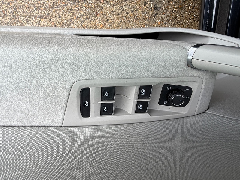 Volkswagen Touran 2.0 TDI BlueMotion Tech SEL MPV 5dr Diesel DSG Euro 6 (s/s) (150 ps) - U10003878