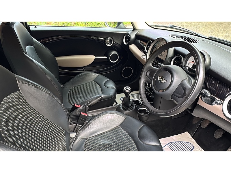MINI Hatch 1.6 Cooper Baker Street Hatchback 3dr Petrol Manual Euro 6 (s/s) (122 ps) - U10003879