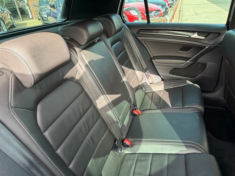 Volkswagen Golf 2.0 TSI BlueMotion Tech R Hatchback 5dr Petrol DSG 4Motion Euro 6 (s/s) (300 ps) - U10003897