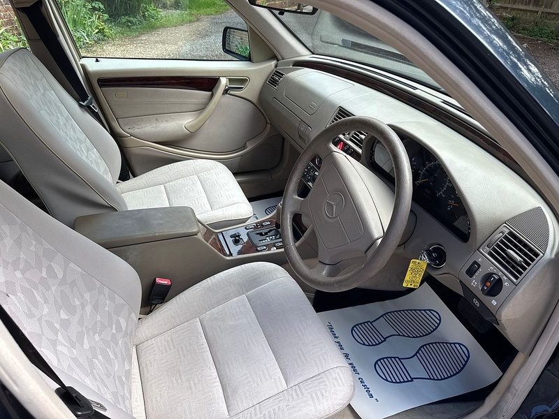 Mercedes-Benz C Class 2.0 C200 Elegance Saloon 4dr Petrol Automatic (225 g/km, 134 bhp) - U10003909