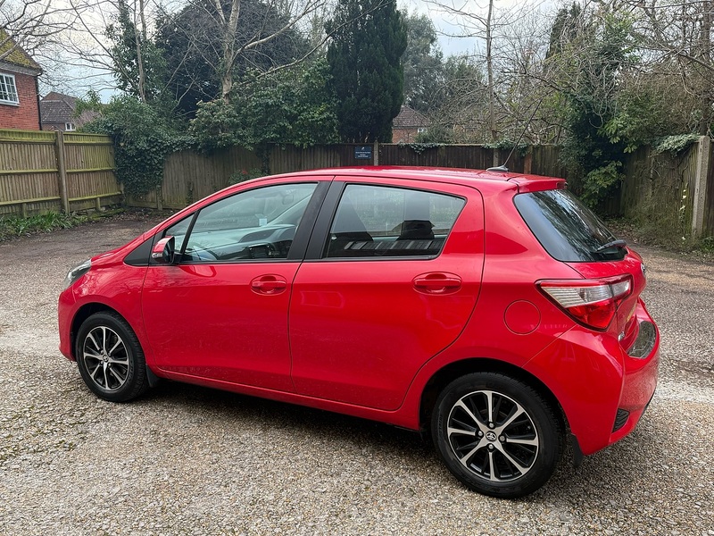 Toyota Yaris 1.5 VVT-i Icon Tech Hatchback 5dr Petrol Manual Euro 6 (111 ps) - U10003915